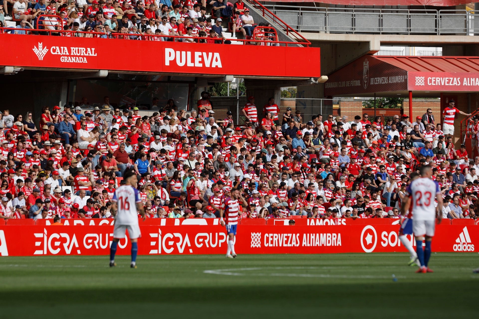 Encuéntrate en la grada en el Granada-Eibar