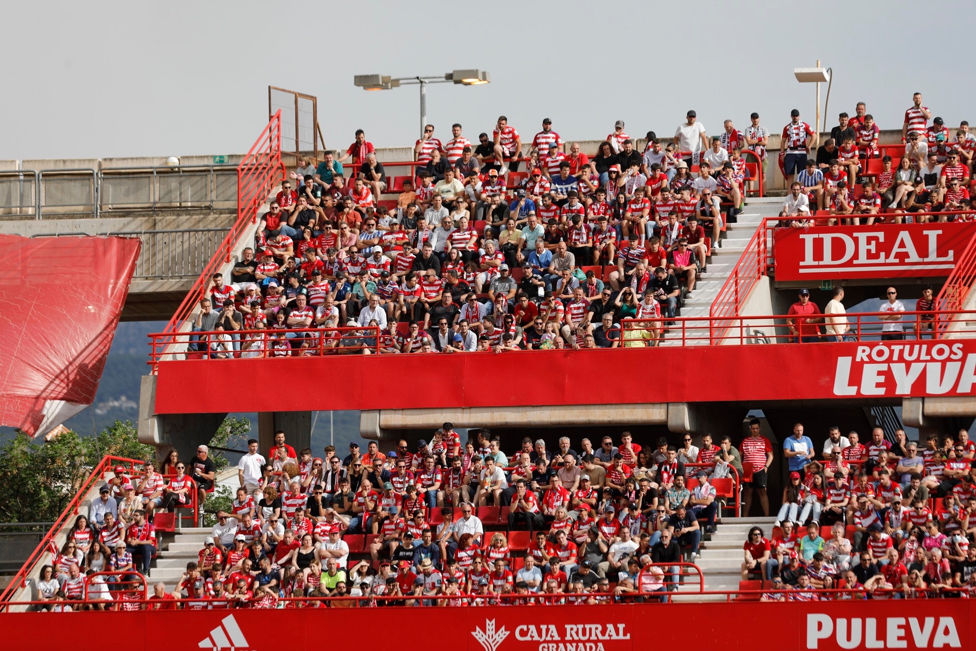 Encuéntrate en la grada en el Granada-Eibar