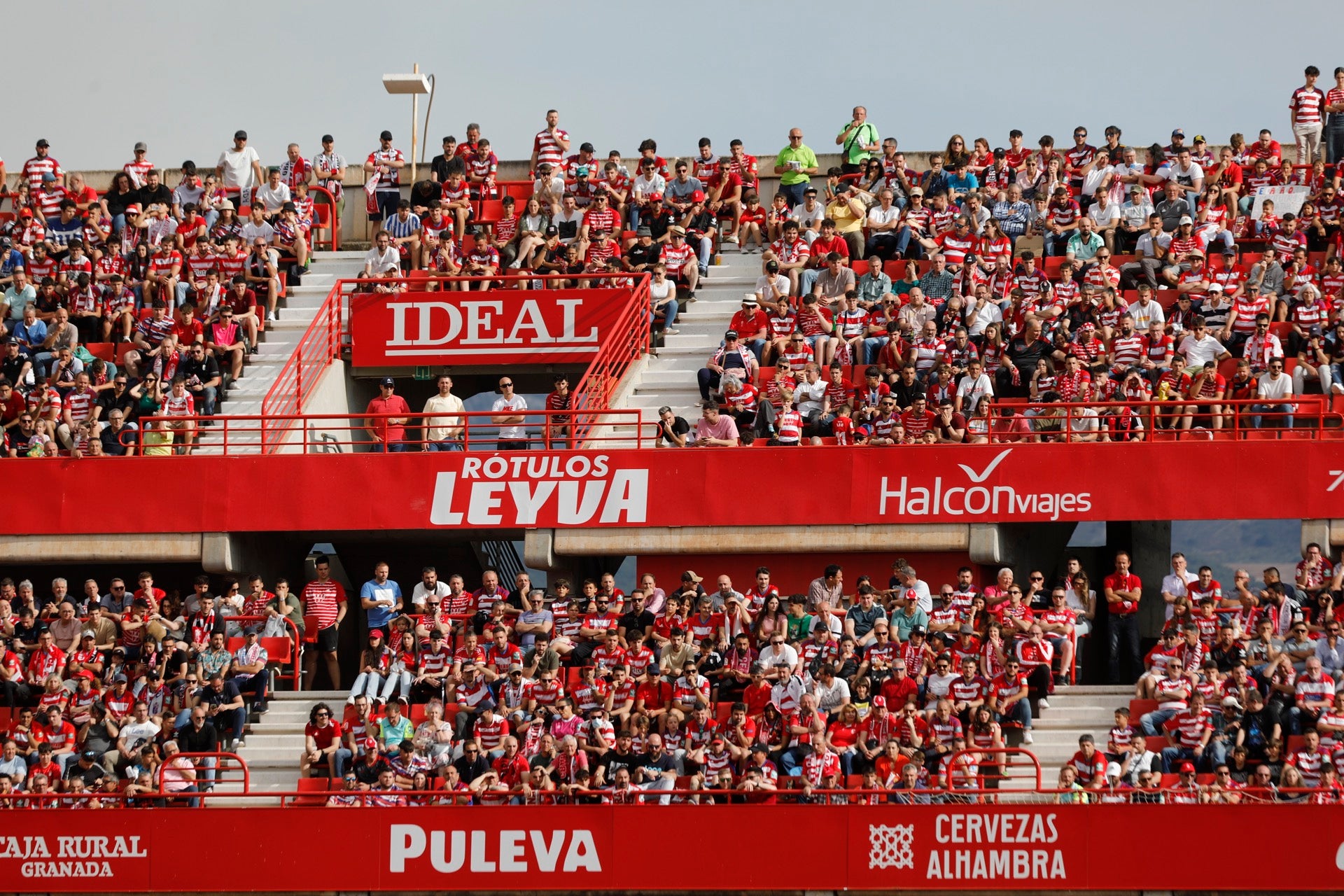 Encuéntrate en la grada en el Granada-Eibar
