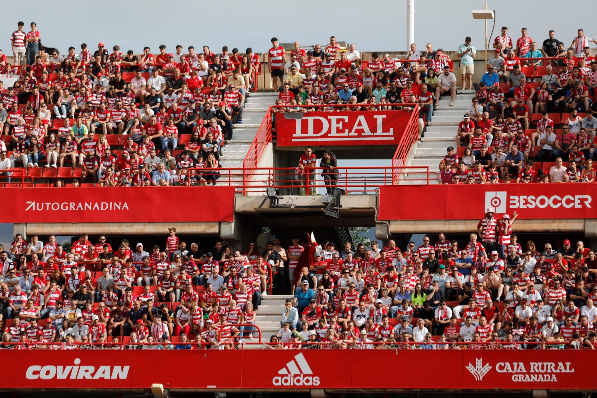 Encuéntrate en la grada en el Granada-Eibar