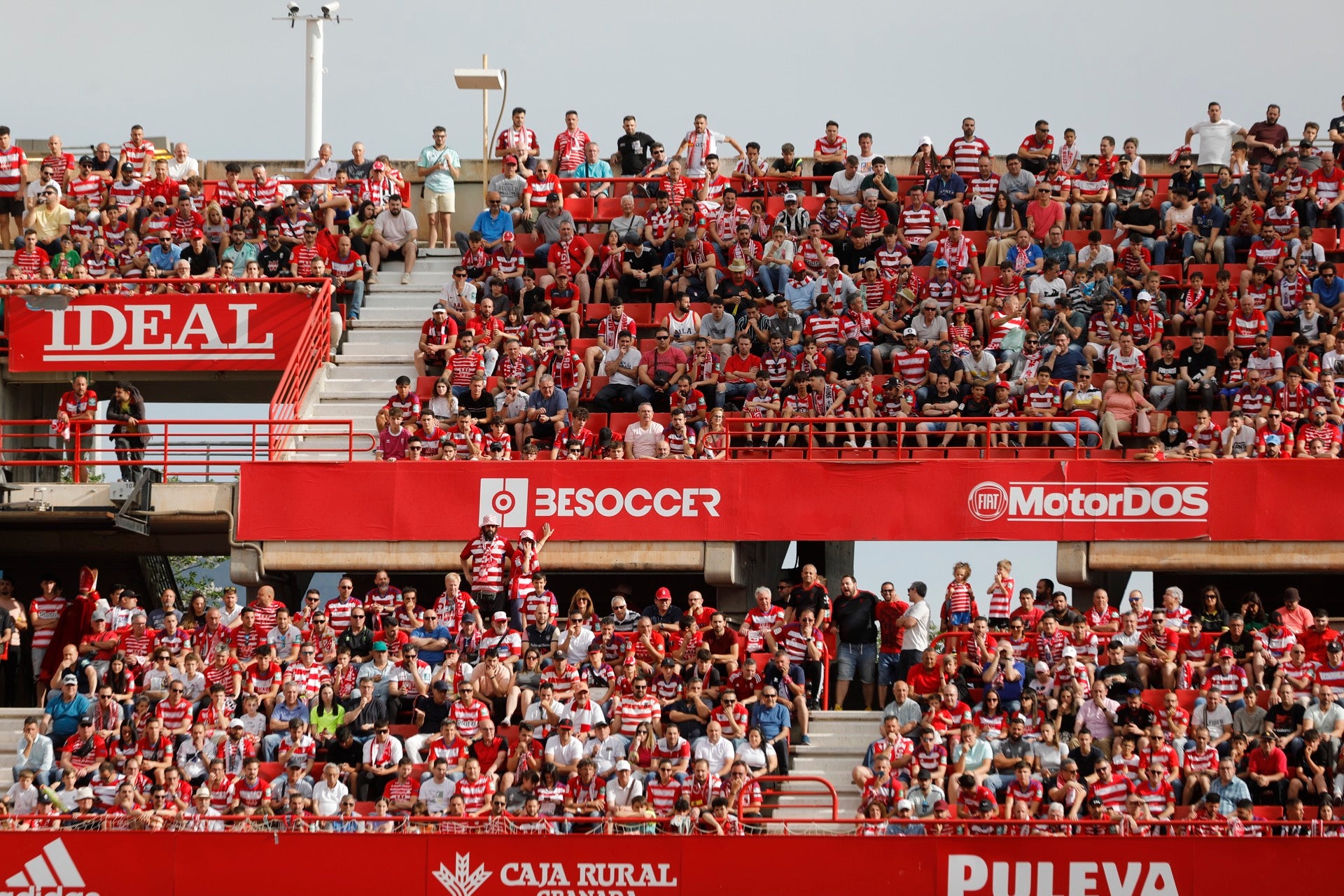 Encuéntrate en la grada en el Granada-Eibar