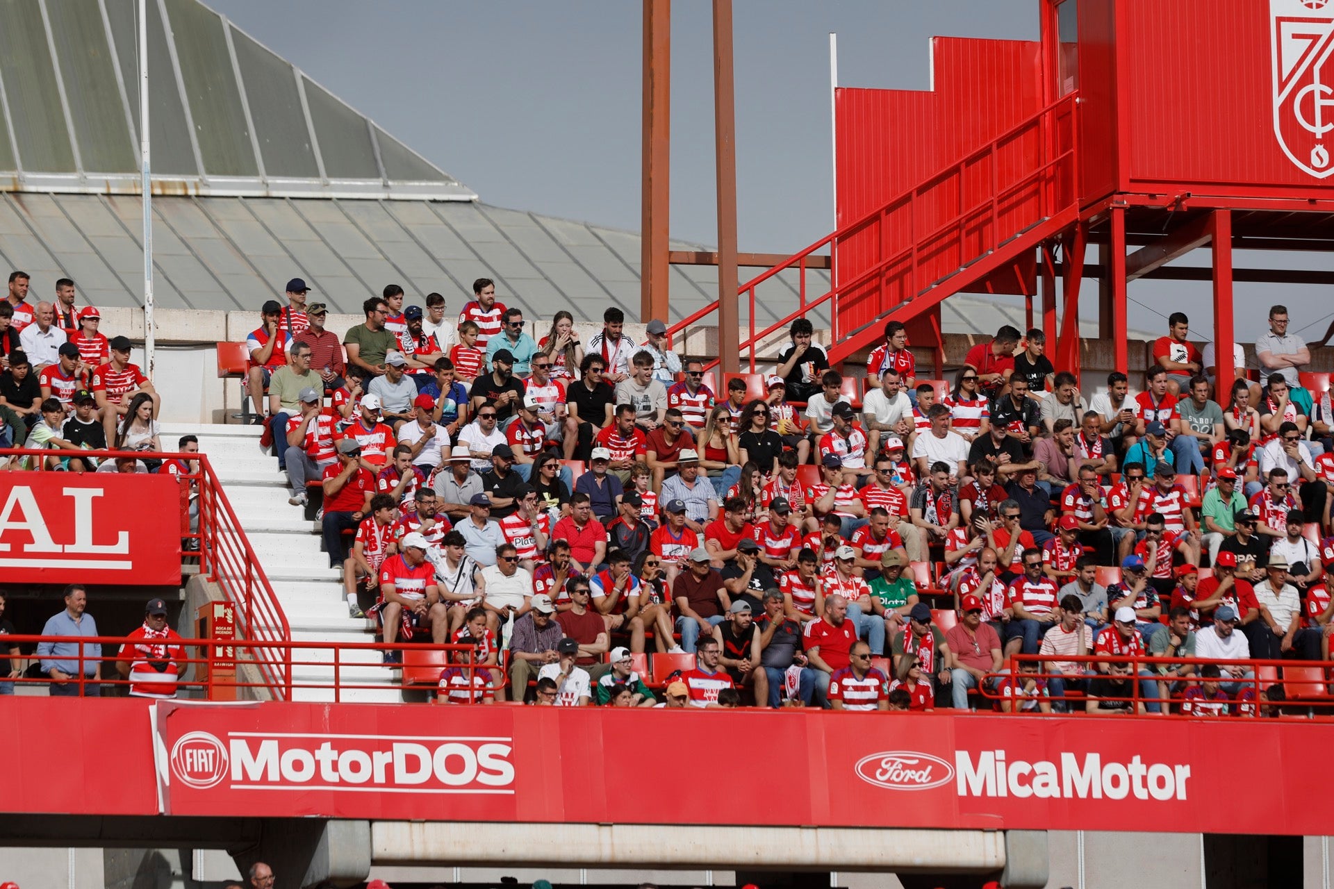 Encuéntrate en la grada en el Granada-Eibar
