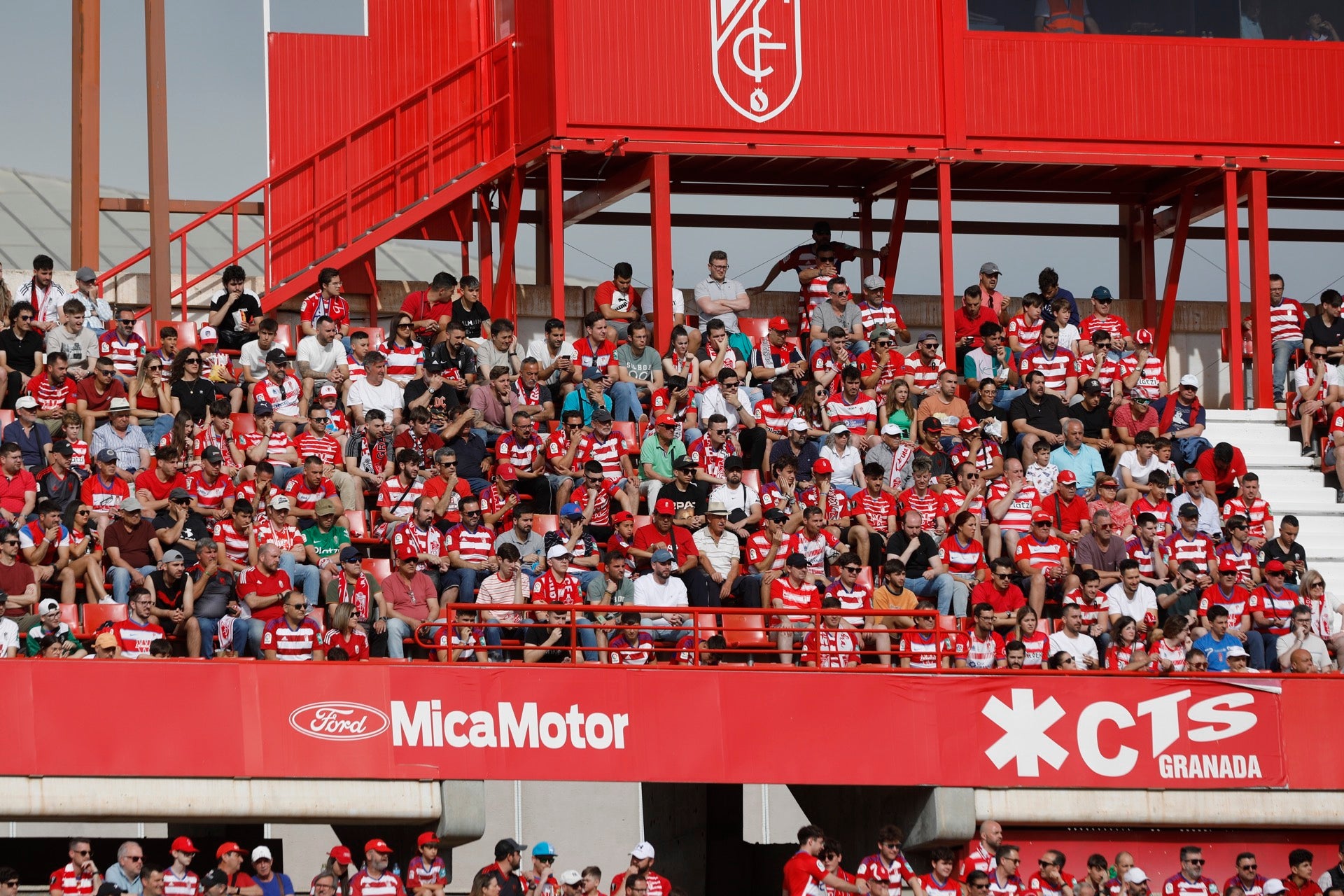 Encuéntrate en la grada en el Granada-Eibar