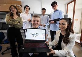 Ángela, Javier, Juan, Alfonso, Pepe y Susana muestran el prototipo de las gafas.