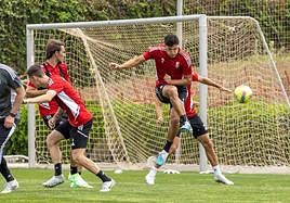Miguel Rubio remata un balón durante los ensayos a balón parado del viernes.