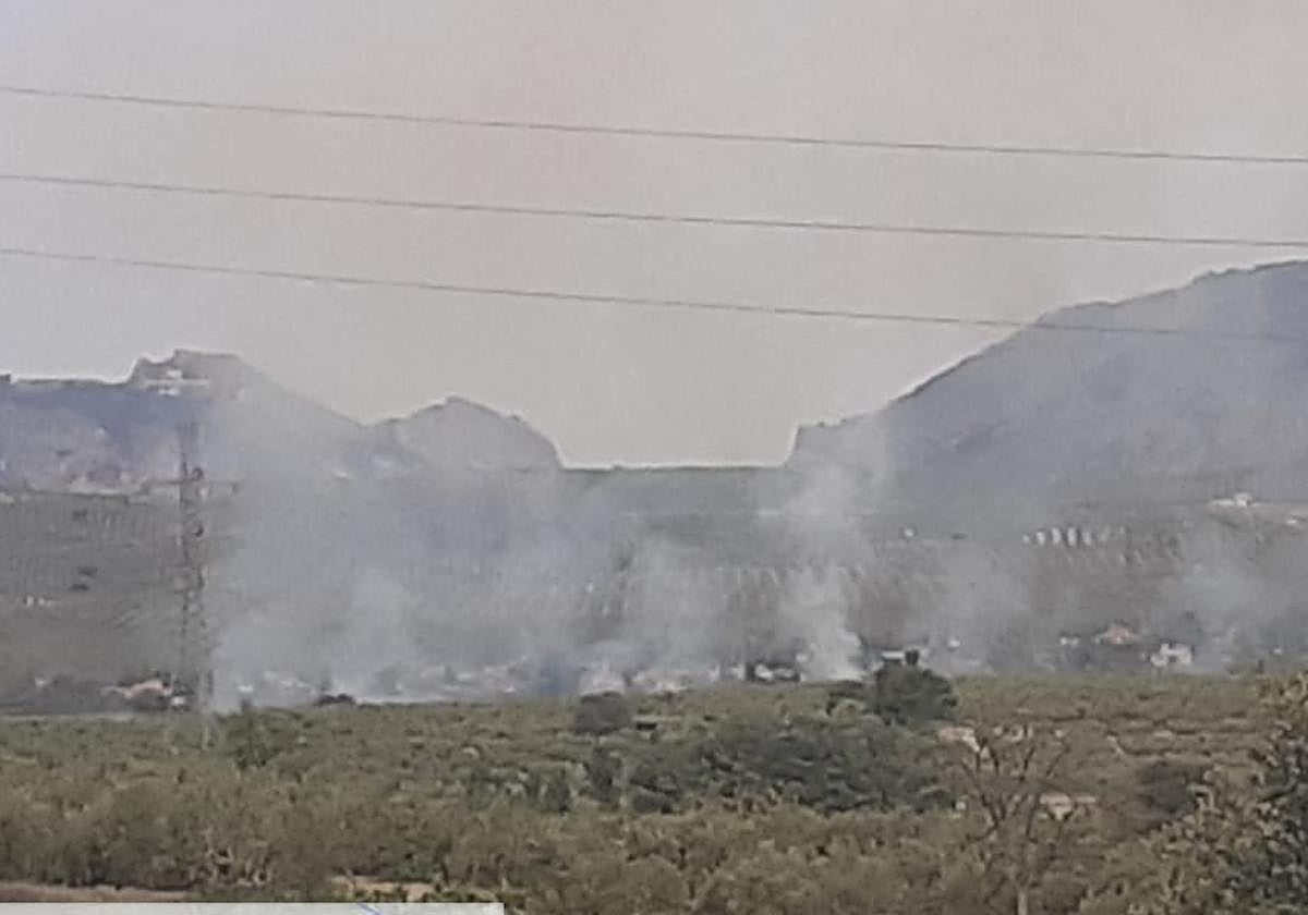 Vista del incendio declarado en Atarfe este domingo.
