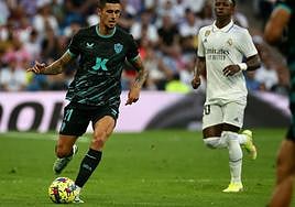 Chumi, que hizo un buen partido en el Bernabéu, conduce el balón ante la mirada de Vinicius.