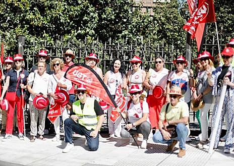 Imagen secundaria 1 - Miembros del PSOE -entre ellos, Paco Cuenca y José Entrena-, de UGT y CC OO, hoy en la manigestación.