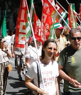 Imagen secundaria 2 - Miembros del PSOE -entre ellos, Paco Cuenca y José Entrena-, de UGT y CC OO, hoy en la manigestación.
