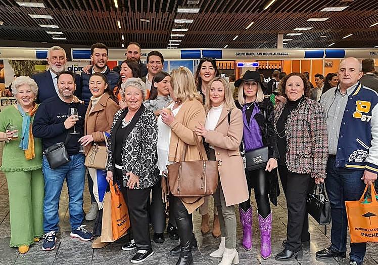 Mari Carmen, con sombrero, en una foto de archivo junto a familia y amigos.