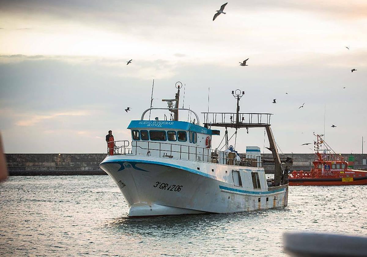 Foto de arhivo de una embarcación pesquera.