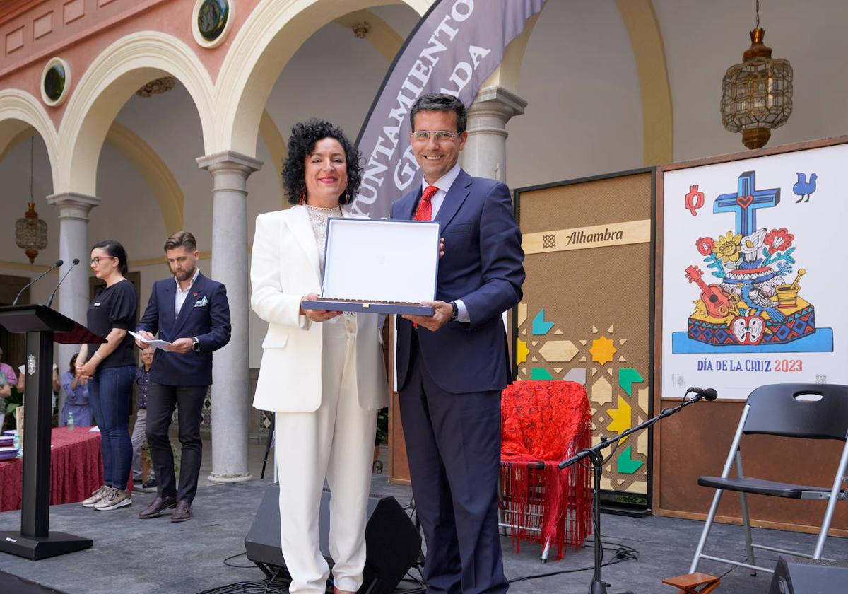 Esther Crisol junto al alcalde de Granada.