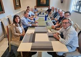 Varios candidatos del PP para las elecciones municipales se reúnen con representantes de las peñas 'azulillas'.