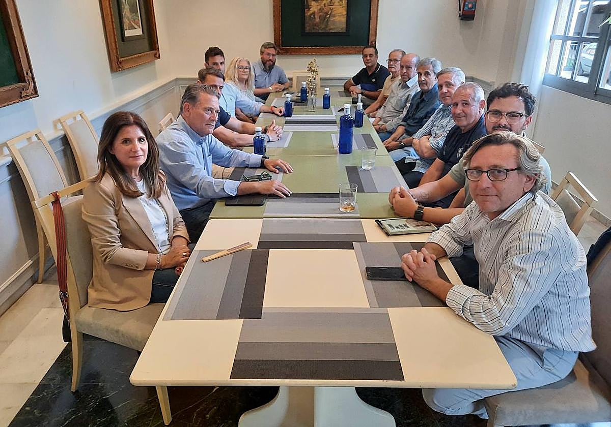 Varios candidatos del PP para las elecciones municipales se reúnen con representantes de las peñas 'azulillas'.