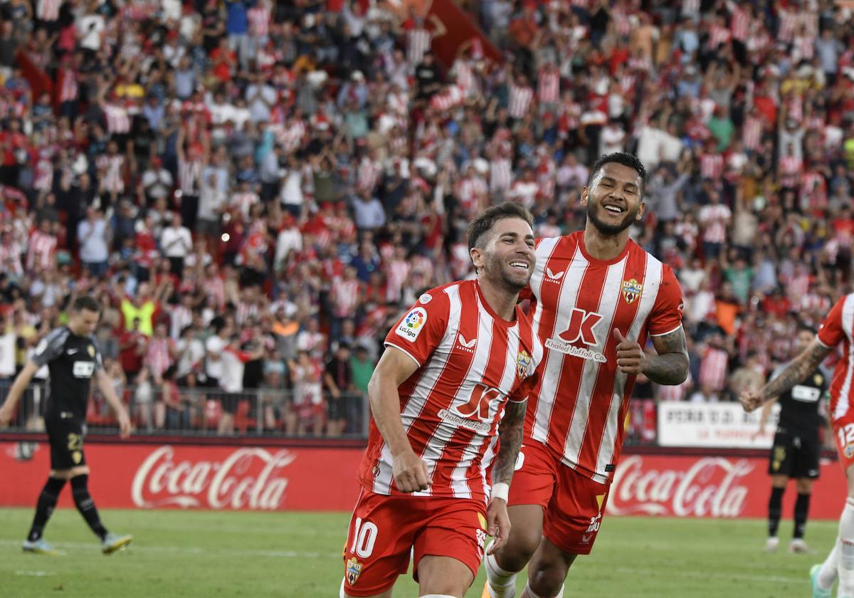 Adrián Embarba celebra el segundo gol del Almería.