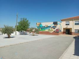 Patio de uno de los colegios de Láchar donde se pondrán toldos.