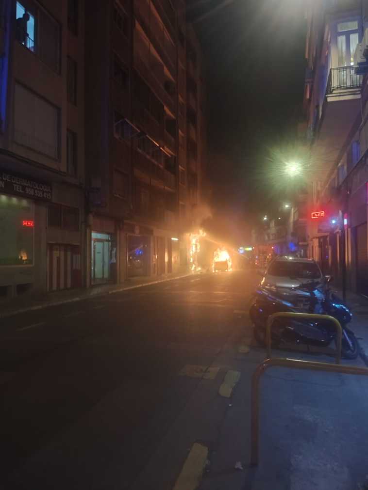 Arde un coche en Martínez Campos y afecta a una vivienda