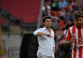 Rubi hace indicaciones en la segunda parte ante el Elche.