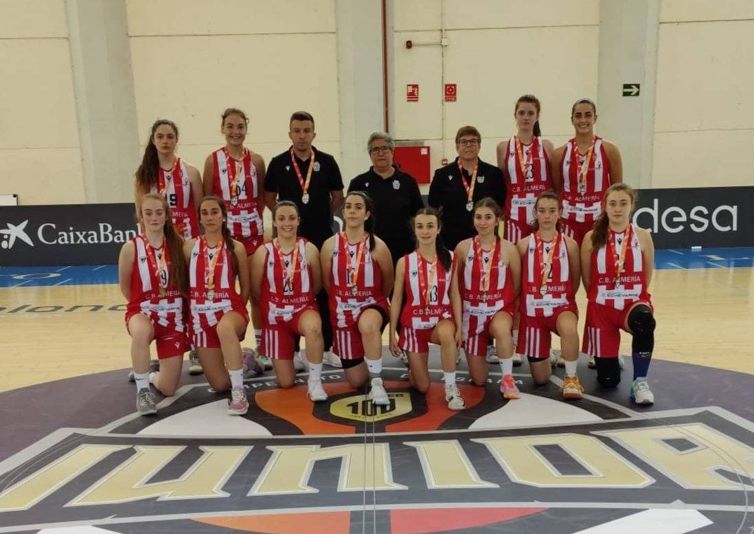 Las jugadoras almerienses recogieron sus medallas en Punta Umbría