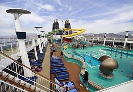 Los cruceristas disfrutan del barco.