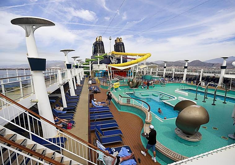 Los cruceristas disfrutan del barco.