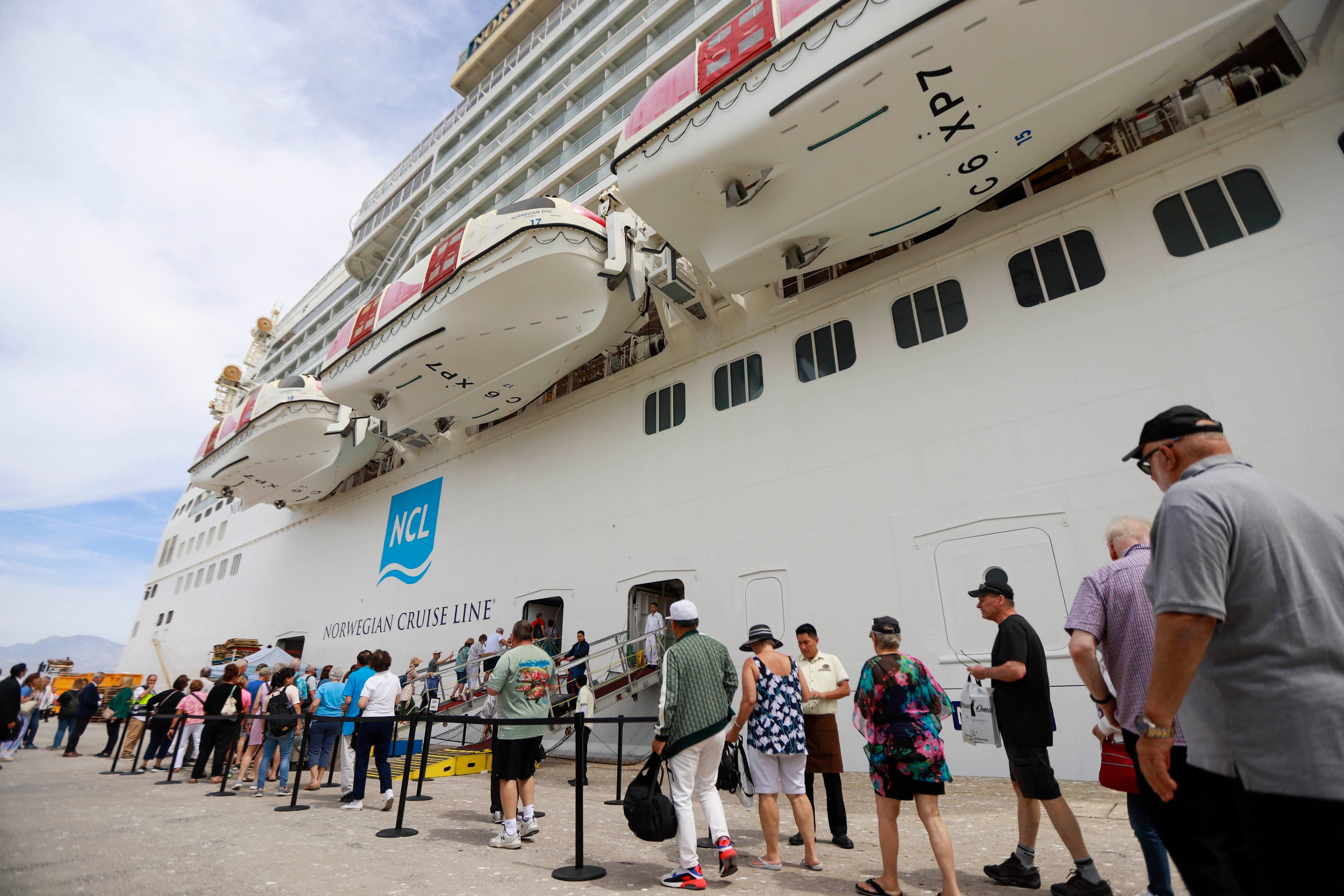 Las imágenes del crucero más grande atracado nunca en Motril