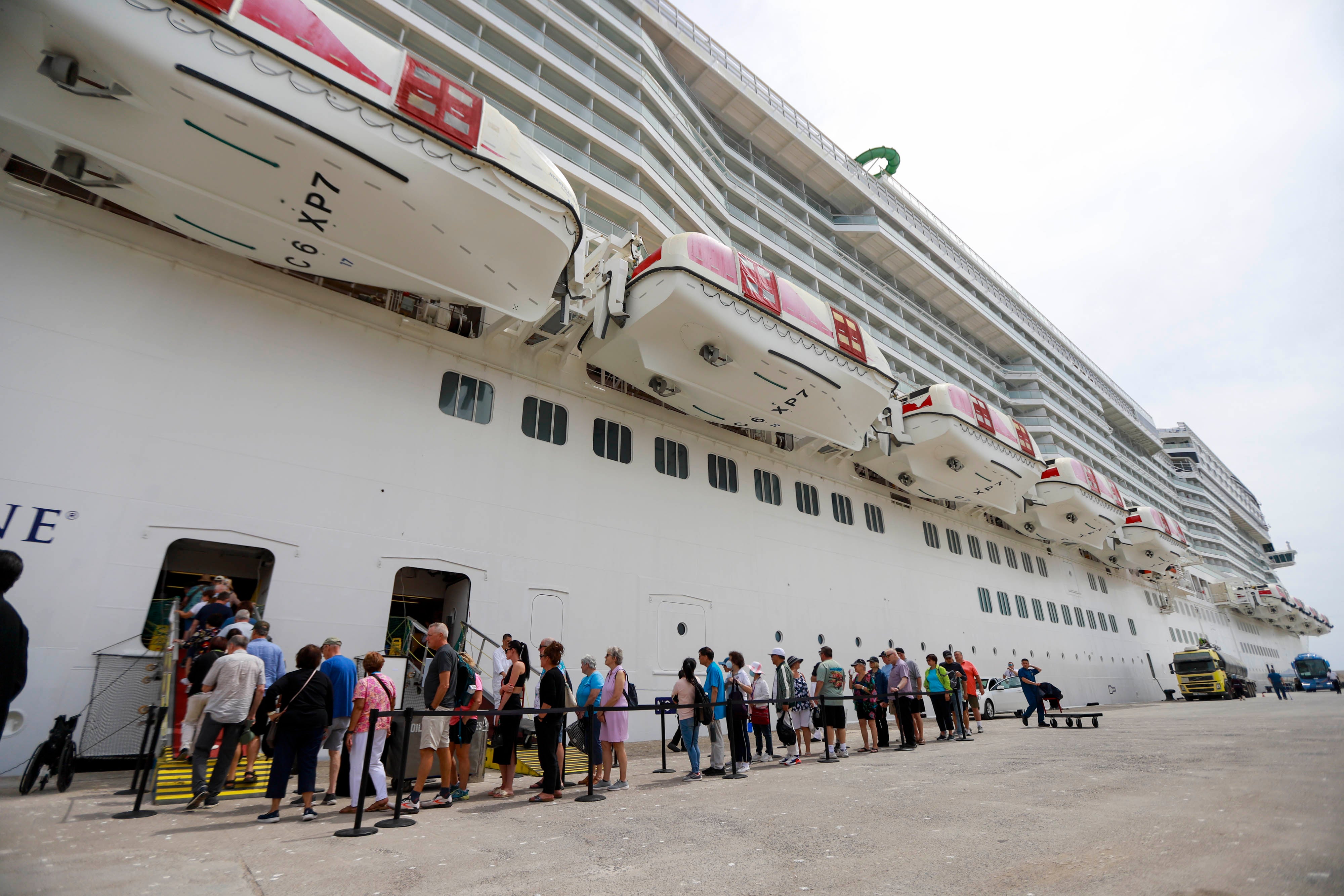 Las imágenes del crucero más grande atracado nunca en Motril