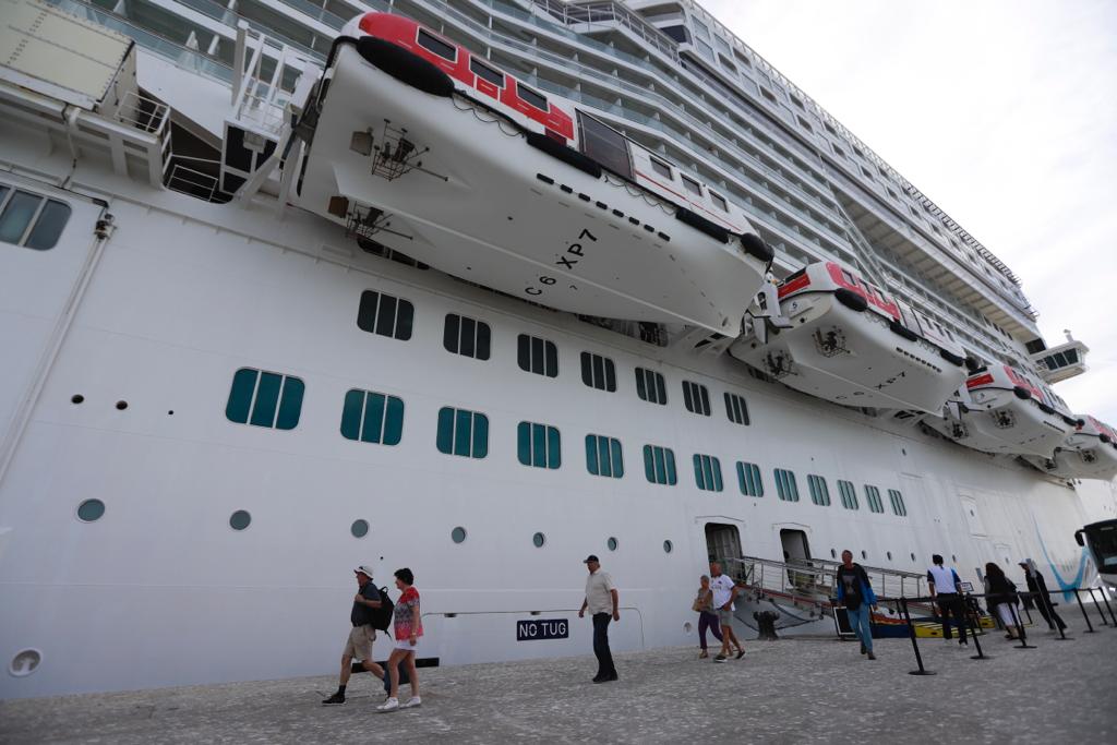 Las imágenes del crucero más grande atracado nunca en Motril