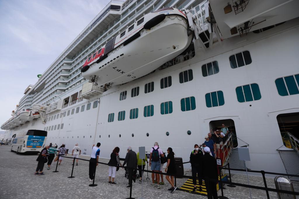Las imágenes del crucero más grande atracado nunca en Motril