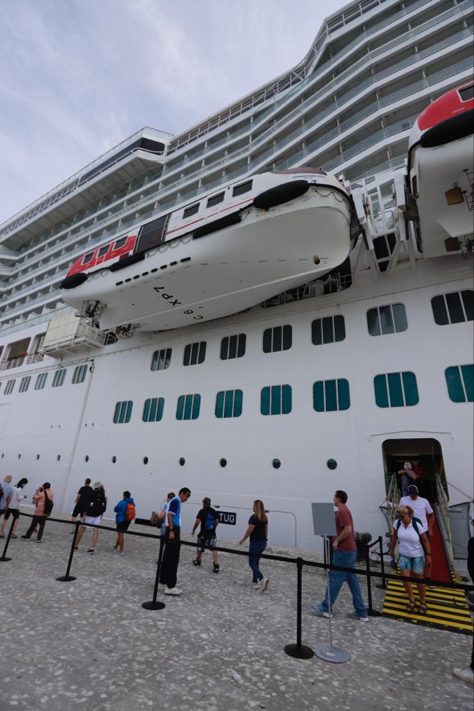 Las imágenes del crucero más grande atracado nunca en Motril