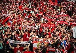 Aficionados del Granada en el Carlos Belmonte de Albacete.