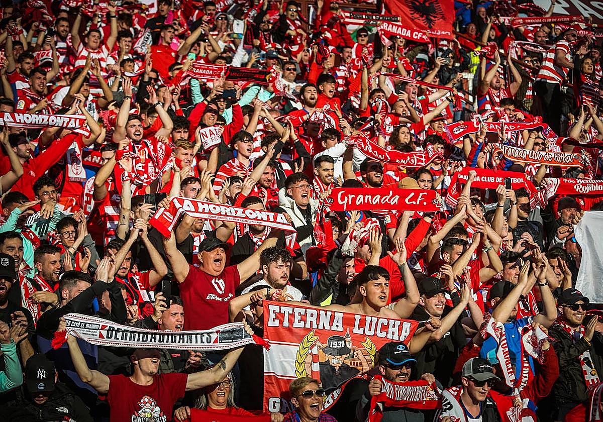 Aficionados del Granada en el Carlos Belmonte de Albacete.