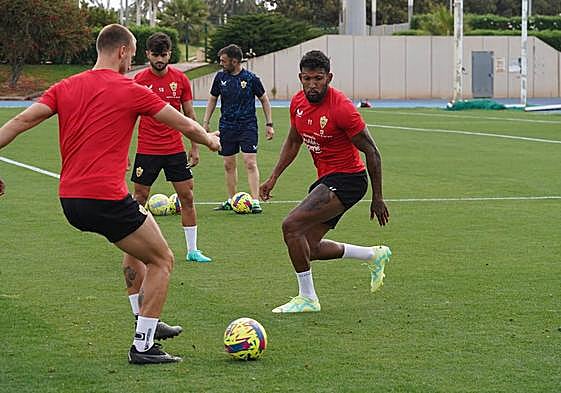 Dyego Sousa intenta cortar el pase de Rodrigo Ely.