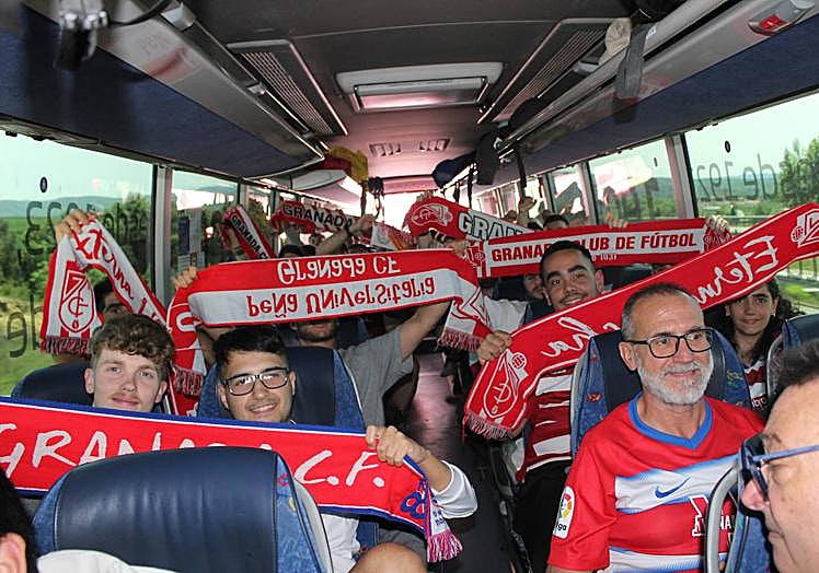 Los aficionados muestran sus bufandas durante el trayecto.