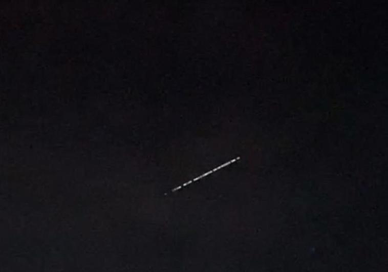 Qué es realmente el extraño tren de luces visto anoche en el cielo de