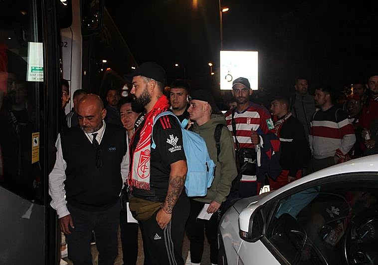 Los aficionados suben a uno de los seis autobuses hacia Vitoria.