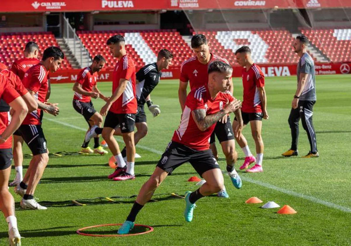 Ricard Sánchez calienta junto al resto de sus compañeros durante el último entrenamiento.