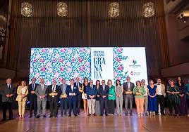 El presidente y los diputados junto a los premiados.