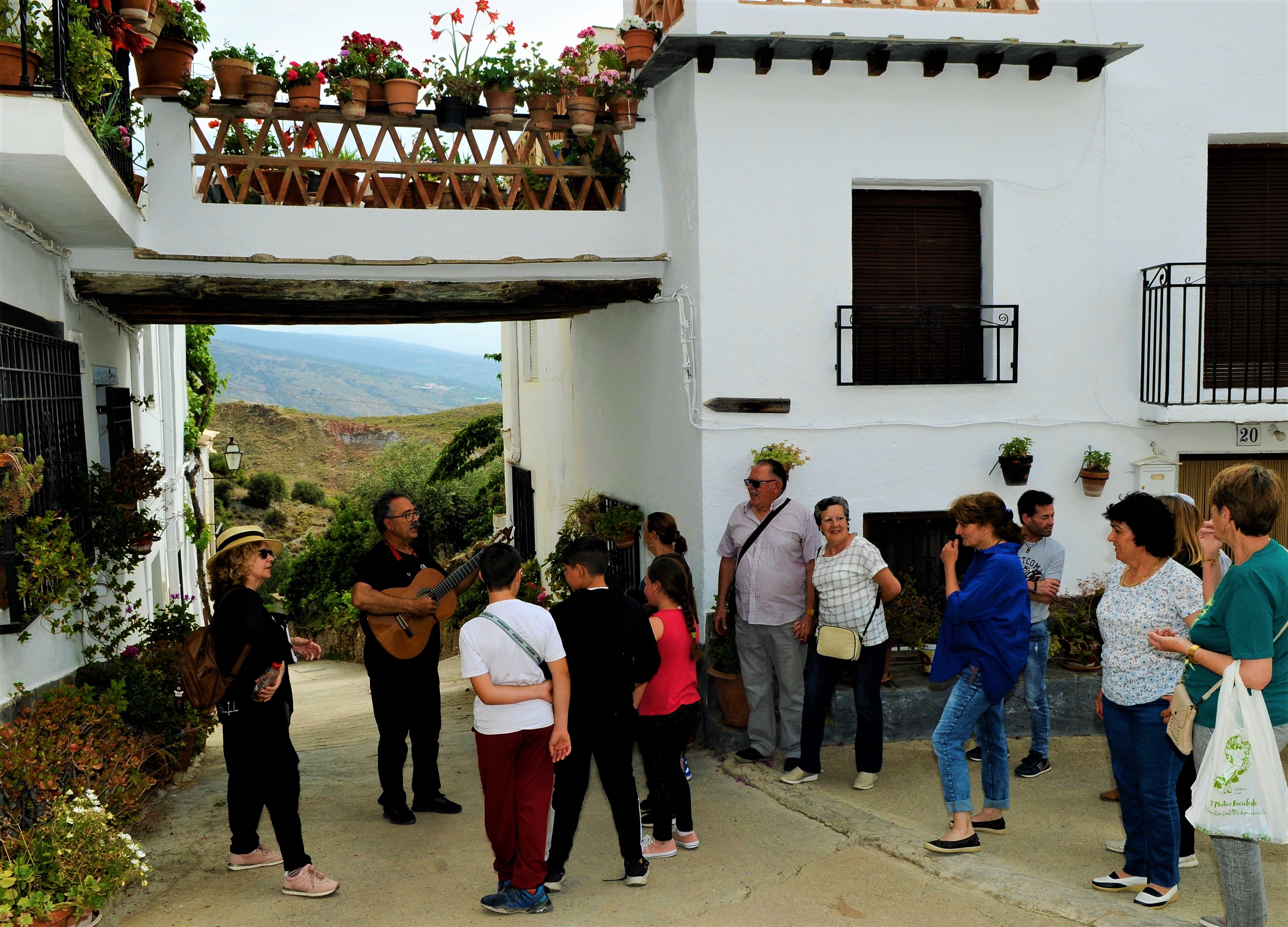 Mecina Bombarón y Yegen celebran rutas por sus cascos urbanos para fomentar su historia