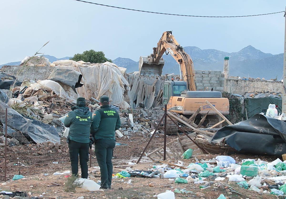 Máquinas derribando chabolas en El Walili.