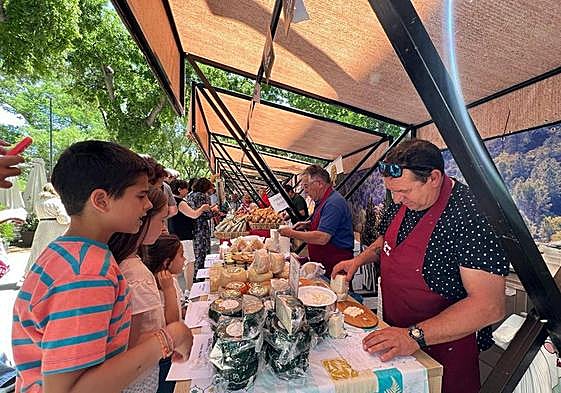 Vecinos degustando los productos del mercado.