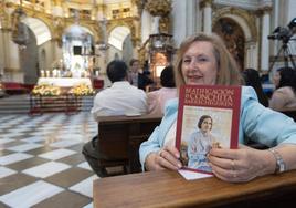 Emilia Jover Mira, quien ofreció una medalla de Conchita Barrecheguren a la niña N. cuando estaba ingresada en la UCI, en la Catedral de Granada este sábado.