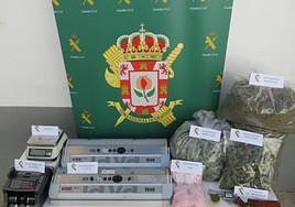 Droga y objetos incautados en la vivienda de Fuente Vaqueros.