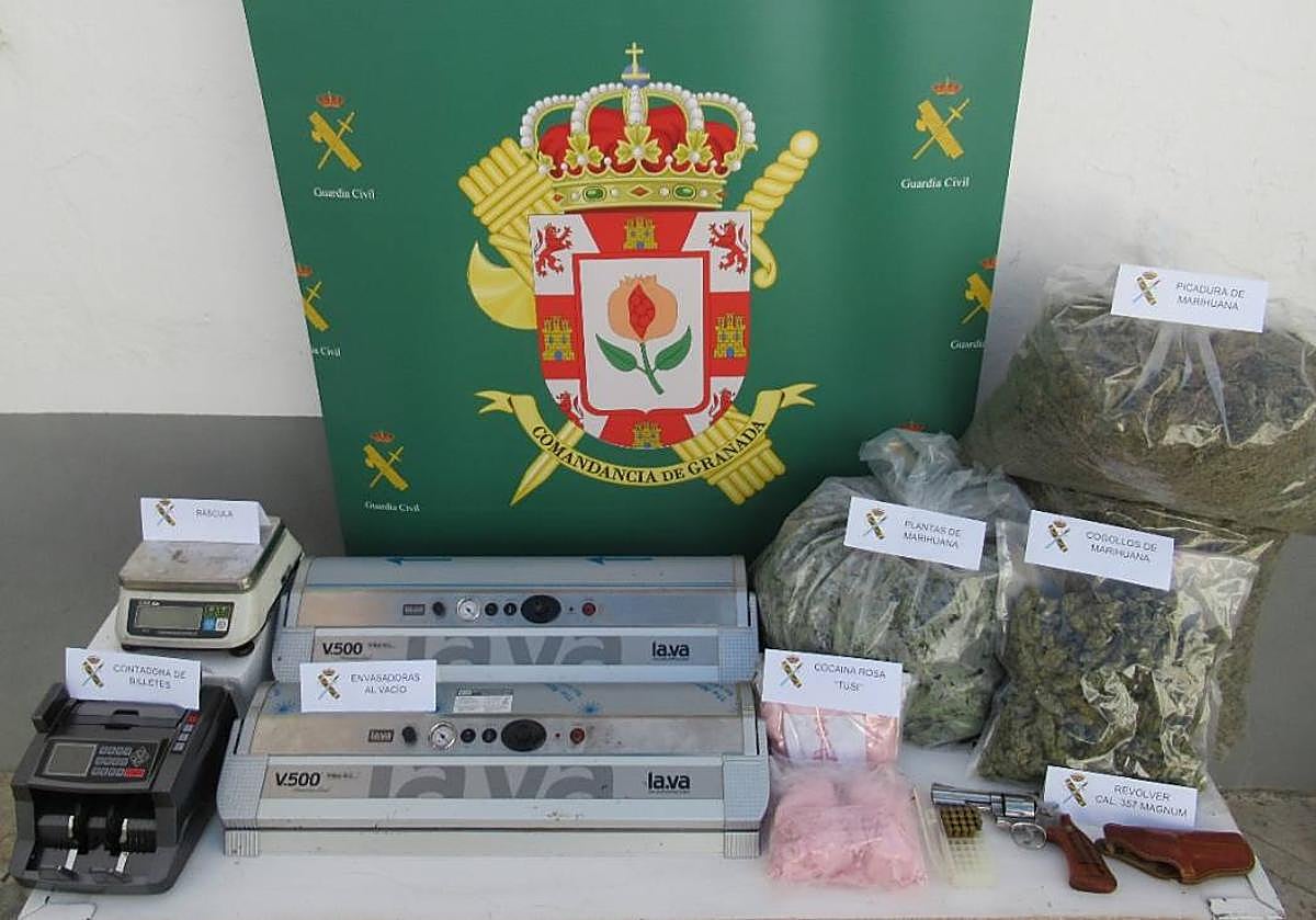 Droga y objetos incautados en la vivienda de Fuente Vaqueros.