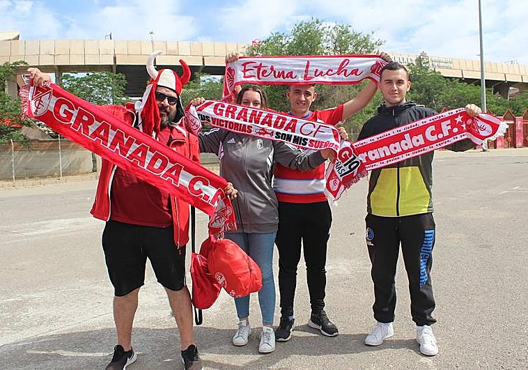 Aficionados del Granada, a su llegada a la explanda de Los Cármenes este sábado por la mañana.