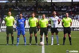 Los capitanes, con el equipo arbitral.