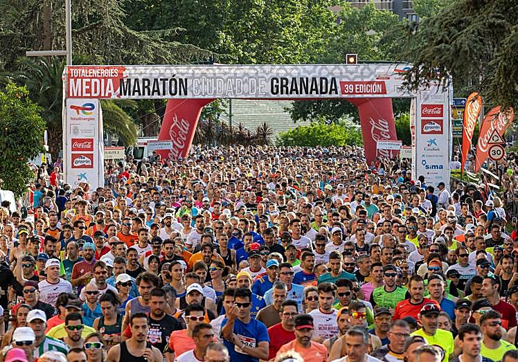Imagen principal - Nadie quiere perderse la Media Maratón de Granada
