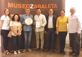 Javier Martín junto al alcalde en el Museo de Quesada.