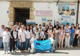 Miembros de la comunidad educativa del colegio Pedro Poveda y el concejal.