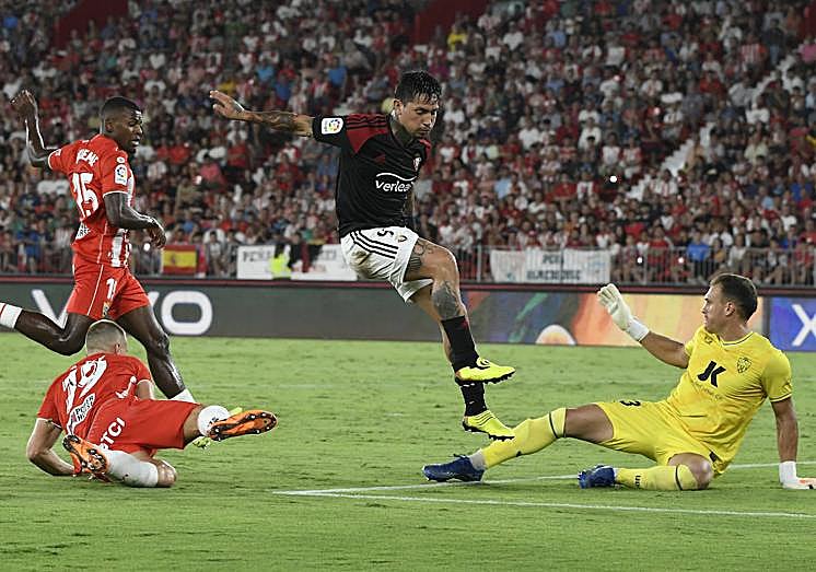 Imagen principal - Arriba, la UDA jugará ante Osasuna su primer partido, tras la reanudación. En el centro, frente al Valladolid, disputa el primer duelo directo, en la penultima jornada Abajo, la afición tendrá mucho que decir.